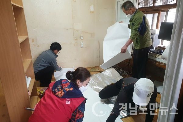 거창읍자원봉사회(회장 유성애)에서는 지난 28일 주거환경개선이 필요한 저소득가정 1세대를 방문해 도배·장판 교체 봉사활동을 실시했다.(사진/거창군)