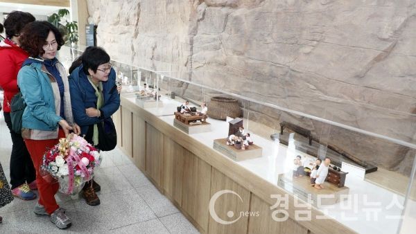 산청군 동의보감촌 주제관에 전시된 토우 작품을 관람하고 있다.(사진/산청군)