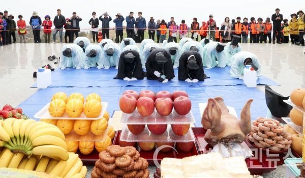 합천군 황매산철쭉제전위원회(위원장 권윤근)에서는 1일 황매산철쭉제(4.27~5.12) 행사가 개최되중에 철쭉제 행사의 백미인 철쭉제례를 치렀다.(사진/합천군)