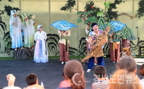 산청군 상설 문화예술공연 관련 사진자료 동의보감촌 극단 큰들 상설 마당극 공연(사진/산청군)