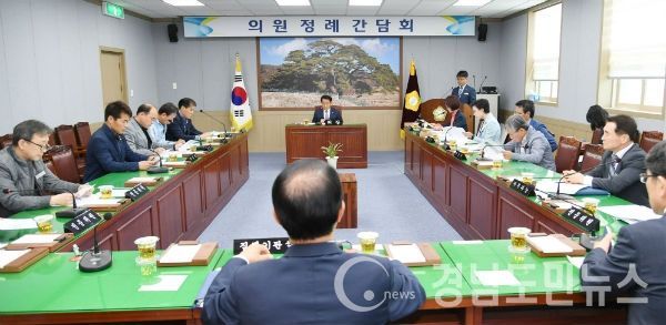 합천군의회(의장 석만진)는 7일 오후 집행부 공무원이 참석한 가운데 5월 첫 번째 정례간담회를 열고 「5월 군정 주요업무계획」을 청취했다.(사진/합천군)