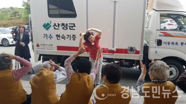 ‘효녀 가수’ 현숙(본명 정현숙)이 8일 산청군을 찾아 어려운 이웃을 위한 사랑나눔을 실천했다.(사진/산청군)