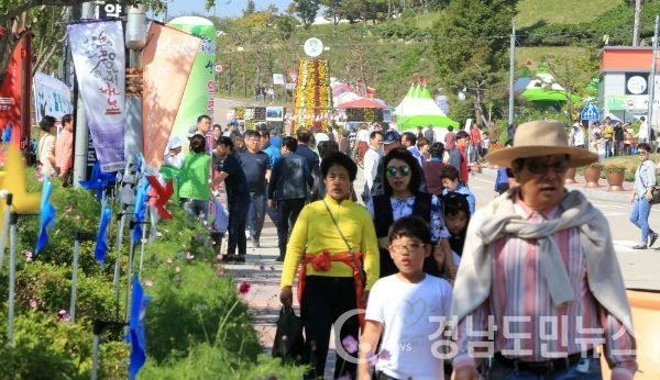 산청한방약초축제 휴일 스케치 축제장 찾은 수많은 인파들(사진/산청군)