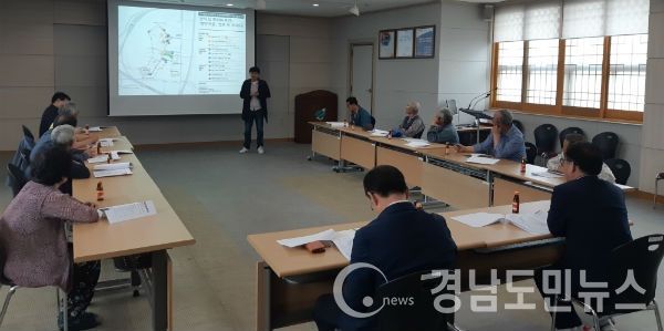 산청군이 도시재생뉴딜사업 대상 지역주민의 역량강화교육을 마치고 수료식을 열었다.(사진/산청군)