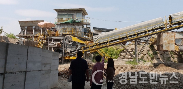 봄철 건조기 대기 오염물질과 생활 주변 미세먼지 발생에 선제적으로 대응하고자 비산먼지 발생사업장 및 환경오염물질 배출사업장에 대한 합동단속을 실시했다.(사진/하동군)