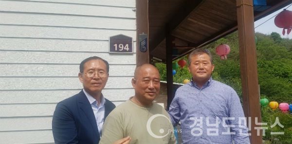 산청군 5.18민주유공자 강석봉씨 명패달아드리기(사진/산청군)