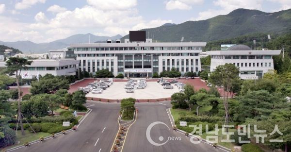 진주시는 대한민국 등(燈) 공모대전의 역대 주요 수상작 전시와 공연을 중앙지하도 상가에서 20일부터 오는 26일까지 개최한다.(사진/진주시)