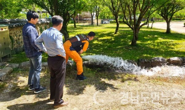 산청군은 산청소방서와 합동으로 목조문화재에 화재안전 특별조사를 실시했다.(사진/산청군)