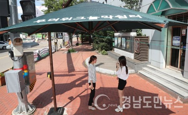 산청군 농협 사거리 무더위 그늘막 쉼터(사진/산청군)