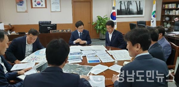 문준희 합천군수는 3일 경상남도를 방문하여 김경수 도지사에게 남부내륙철도 합천역사 위치선정과 관련한 합천군의 입장을 표명했다.(사진/합천군)