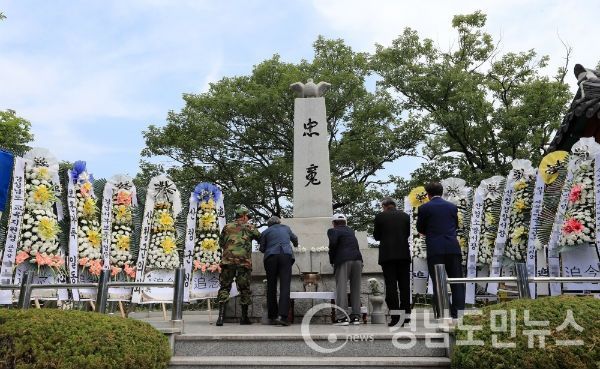 산청군 현충일 추념식 보훈단체 헌화(사진/산청군)