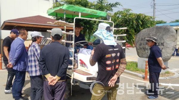 지난 4일 오후 용주면 방곡리에서 교육희망자 20여명을 대상으로 농업기계 기술인력양성 현장실습교육을 실시하여 참석 농민들로부터 많은 호평을 받았다.(사진/합천군)