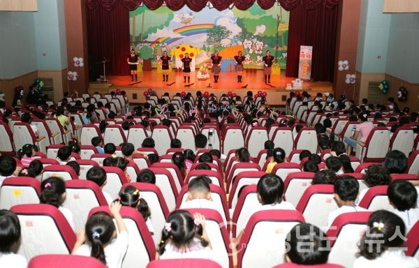 산청군보건의료원은 제74회 구강보건의 날을 맞아 뮤지컬 극단을 초청해 어린이 충지예방교육을 11일 실시했다.(사진/산청군)