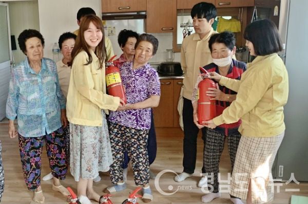 함양군은 각종 재난사고 발생요소를 사전에 제거하기 위해서 화재에 대비해 화재 취약계층 1,200세대를 대상으로 단독경보형 감지기 및 소화기 지원사업을 추진한다.(사진/함양군)
