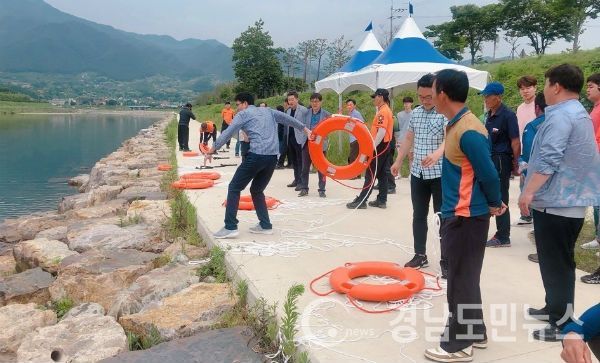 산청군은 14일 피서철을 앞두고 덕산문화의 집에서 물놀이 안전사고 예방을 위한 물놀이 안전관리요원 교육을 실시했다.(사진/산청군)