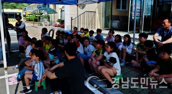 하동 적량초등학교는 학생들의 안전의식을 높이고, 위기 대응력을 키우고자 지난 12일 전교생을 대상으로 2019 찾아가는 안전체험교실을 운영했다.(사진/하동군)