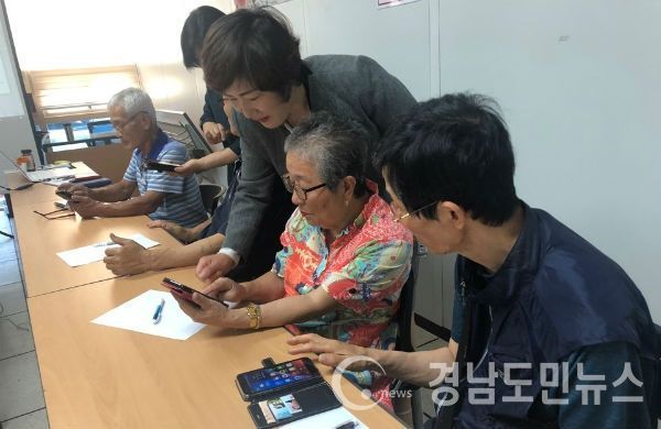 산엔청복지관 노인맞춤 스마트폰 활용교육(사진/산청군)