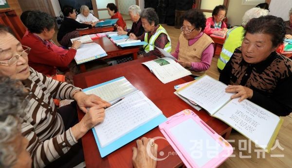 산청군 찾아가는 성인 문해교실 어르신 한글 교육(사진/산청군)