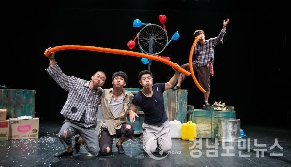 산청군 공연장상주단체육성지원사업 선정 극단 현장의 '정크,클라운' 공연 장면(사진/산청군)