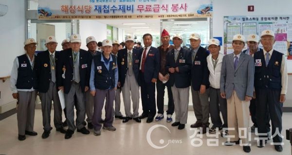 하동 재첩마을 내 해성식당 측은 최근 알프스하동종합복지관에서 지역 보훈대상자 등 500여명을 대상으로 ‘사랑담은 재첩수제비 무료 급식’ 행사를 했다.(사진/하동군)