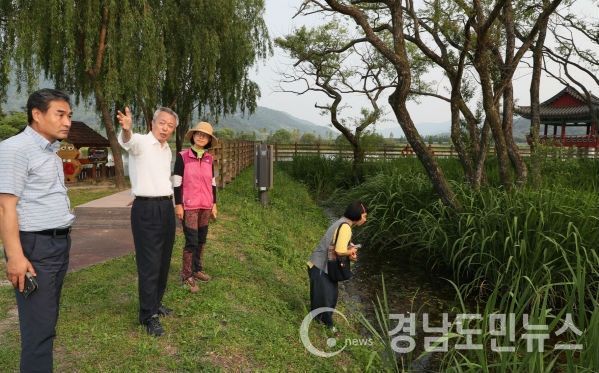 하동군은 윤상기 군수가 지난 18일 정재철 안전총괄과장, 최관용 산림녹지과장, 이충열 건설교통과장, 사업담당 공무원들과 함께 주요 사업장 10여곳을 점검했다.(사진/하동군)