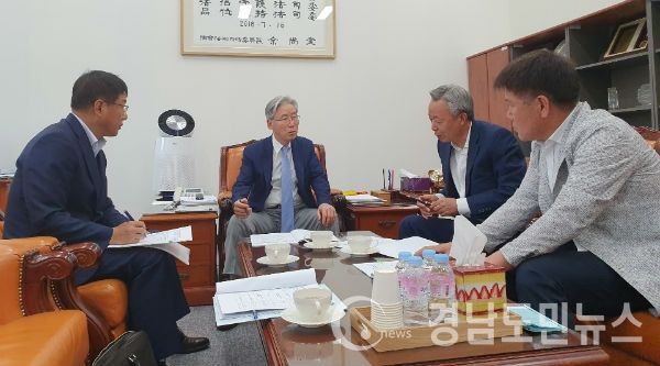 하동군은 윤상기 군수가 24일 국회를 찾아 여상규 법사위원장 면담을 통해 2020년 주요 현안사업 국고예산 및 2019년 하반기 특별교부세 확보를 건의했다.(사진/하동군)