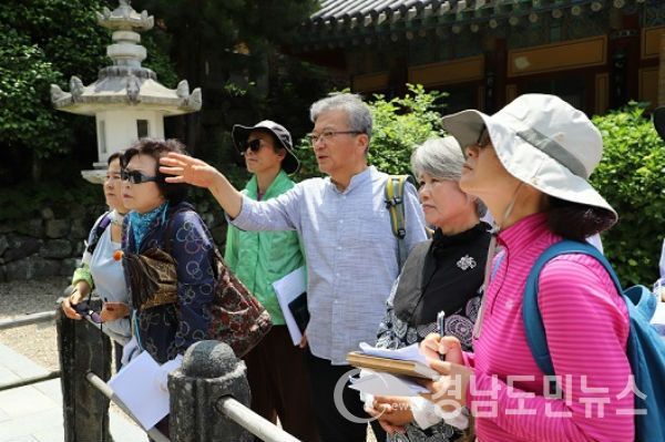 천 년의 야생차 역사를 가진 하동에서 ‘차밭을 걷다. 하동의 다원예술순례(이하 다원예술순례)’ 사업이 본격적으로 시작됐다.