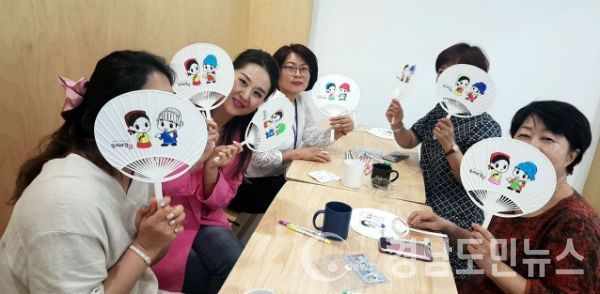 산청한의학박물관이 26일 여름맞이 ‘문화가 있는 날’ 특별 체험활동으로 부채만들기 체험활동을 실시했다.(사진/산청군)