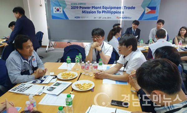 24일부터 28일까지 필리핀 발전소 현장에서 펼쳐진 수출상담회에서 한국남동발전 중소협력업체 관계자들이 현지 발전소 현장에서 수출상담을 갖고 있다.(사진/한국남동발전)