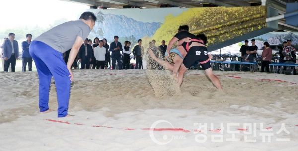합천군내 씨름 최강자를 가리는 합천군 씨름왕 선발전 겸 초·중·고 씨름대회가 지난달 29일 합천군민체육공원 씨름장에서 열렸다.(사진/합천군)