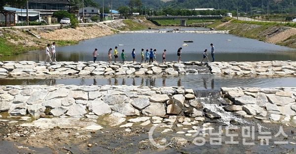 산청군 오부면 오전보 설치공사 후 어린이들이 보를 찾은 모습(사진/산청군)