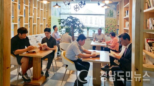 합천군 종합사회복지관은 5일 주민들이 독서와 담소를 나눌 수 있는 북카페를 조성해 주민들에게 개방했다.(사진/합천군)