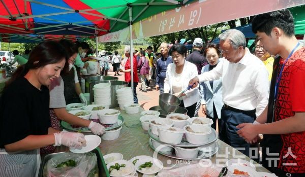 ㈜부성산업 최근배 대표 어르신 1000여명에 ‘재첩 삼계탕’ 지원(사진/하동군)