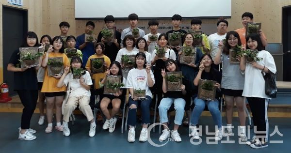 산청자봉센터는 공기정화 식물 액자를 만들어 지역 경로당 60여 곳에 전달한다.(사진/산청군)