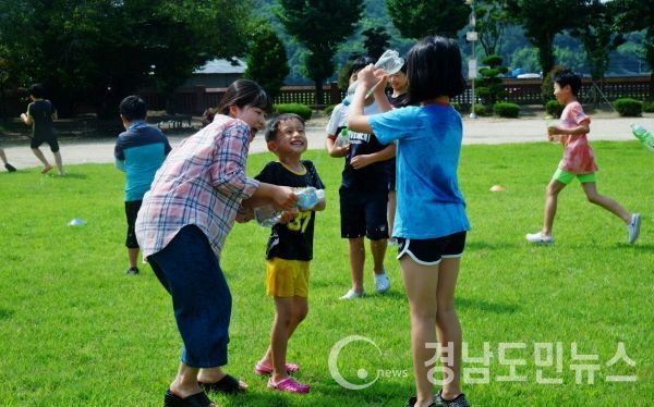 하동 적량초등학교(교장 서영미)는 전교생을 대상으로 지난 15∼17일 3일간 학교특색교육활동 중 여름 프로젝트 ‘쉼이 있는 여름휴가’ 활동을 실시했다.(사진/하동군)