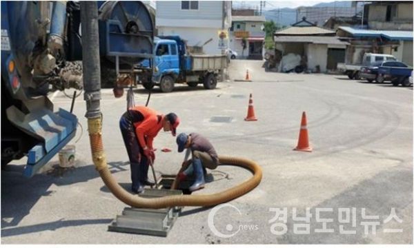 함양군 상하수도사업소는 우수기 이전 악취 및 침수피해 예방을 위하여 3,500만 원을 투입하여 하수관로 2.9km를 준설 완료했다.(사진/함양군)