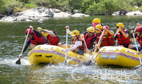 본격적인 무더위가 시작되는 가운데 여름 대표 레저 스포츠 ‘래프팅’을 즐기기 위해 경남 산청 경호강을 찾는 사람들이 늘고 있다.(사진/산청군)