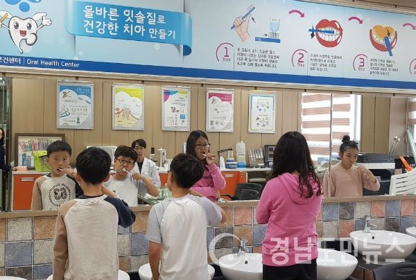 ‘양치야 놀자’ 『가족과 함께하는 이닦기 체험교실』을 운영한다.(사진/합천군)