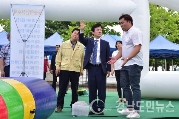 진주시는 25일 물놀이장 개장에 대비해 시설물 관리 실태와 이용객 안전대책 등 현장점검을 실시했다.(사진/진주시)