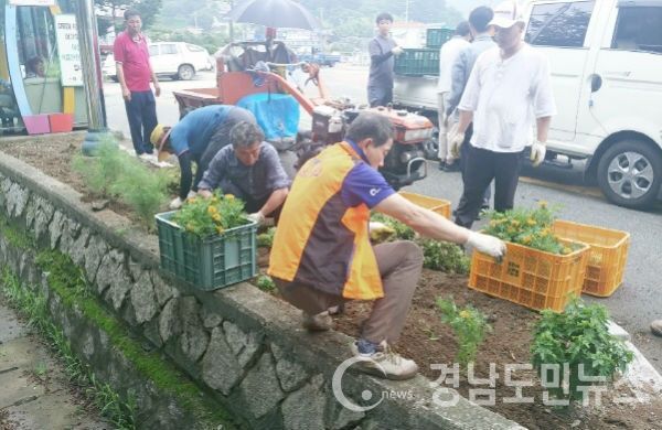 하동군 횡천면이 8월 3·4일 횡천강 일원에서 열릴 제5회 가로내 여름축제를 앞두고 막바지 준비에 박차를 가하고 있다.(사진/하동군)