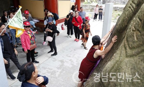 산청 동의보감촌 찾은 베트남 관광객_귀감석 체험(사진/산청군)