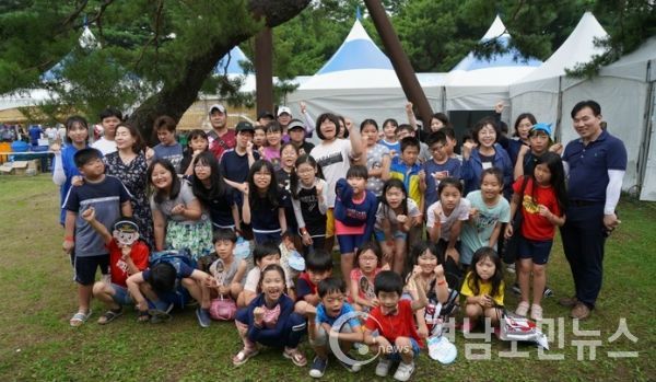 하동읍은 관내 2개 지역아동센터 아동 50여 명이 지난 26일 개막한 제5회 알프스하동 섬진강문화 재첩축제에 참여했다.(사진/하동군)