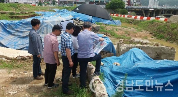 진주시 명예감사관들이 폭염의 날씨에도 불구하고 관내 주요 건설공사 현장점검에 나섰다.(사진/진주시)