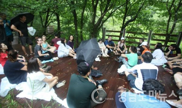 하동군은 지난 주말·휴일 국내에 거주하는 7개국 외국인 44명을 초청해 화개면에 있는 육지 최초의 탄소없는 마을에서 ‘산소샤워 힐링여행’을 실시하고 글로벌 힐링관광자원으로서 발전가능성을 테스트했다.(사진/하동군)