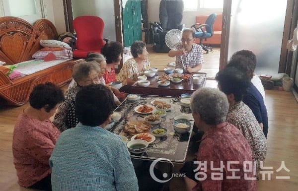 (경남도민뉴스) = 함양군 함양읍은 9일부터 한마음노모당에 급식도우미사업을 실시했다고 밝혔다.