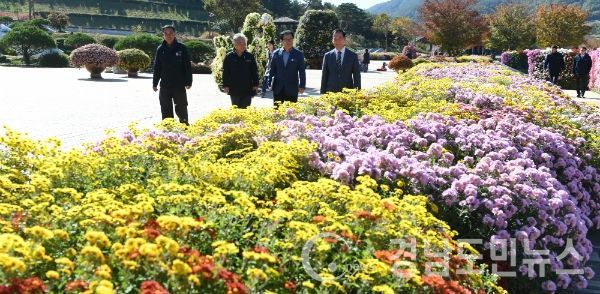 (경남도민뉴스) = 제12회 거창국화전시회가 17일간의 대장정 속에 8만명이 넘는 관람객 수를 기록하며 역대 가장 성공적인 축제가 됐다고 12일 밝혔다.