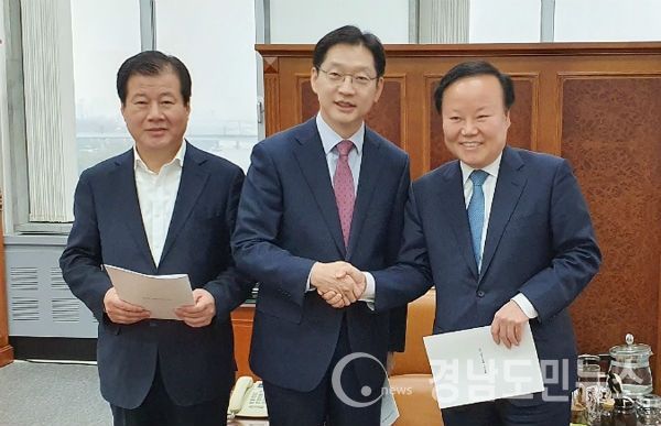 (경남도민뉴스) = 김 지사는 국회 예산결산특별위원회 예산안조정소위원회가 본격 가동됨에 따라 15일 아침 일찍 국회를 찾아 구윤철 기재부 제2차관, 안일환 예산실장을 차례로 만났다. 이 자리에서 경남의 어려운 경제상황을 설명하고 경상남도 주요사업들이 국회단계에서 증액될 수 있도록 특별히 관심을 가져줄 것을 요청했다.