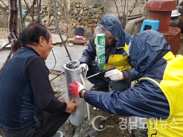 (경남도민뉴스) = 신원면(면장 구본호)은 거창뚝딱이봉사단(단장 도상락)에서 신원면 저소득 독거노인 30가구를 방문해 수도 동파방지 보온덮개 설치 봉사를 펼쳤다고 2일 전했다.
