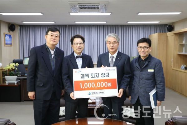 (경남도민뉴스) = 경상남도교육청(교육감 박종훈)은 2일 오전 교육감실에서 결핵 퇴치 모금을 위해 대한결핵협회 울산경남지부(회장 박양동)로부터 크리스마스 씰을 증정받고, 결핵 관리 사업 수행을 위한 결핵 퇴치 성금을 전달했다.