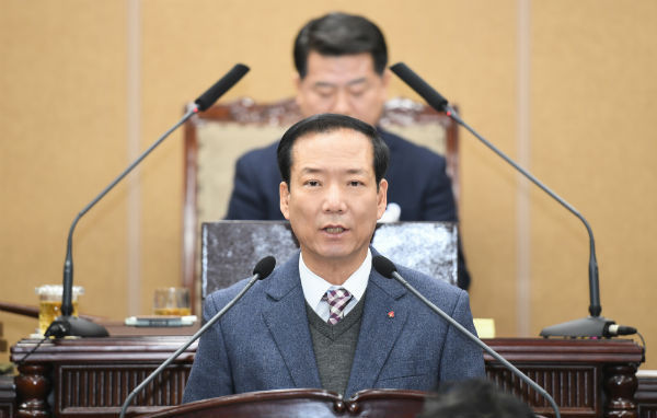 (경남도민뉴스) = 구인모 거창군수는 지난 12월 5일 열린 제244회 거창군의회 정례회에서 시정연설을 통해 2020년 군정 운영방향과 주요 재정운영 계획을 설명했다.